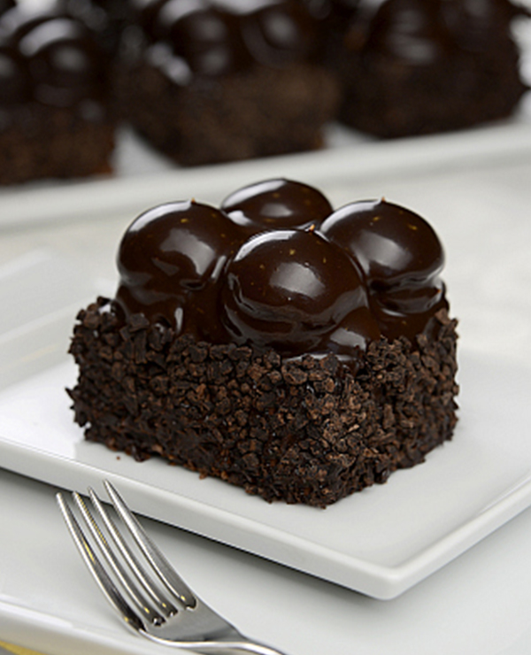 Siyah Profiterollü Kare Pasta